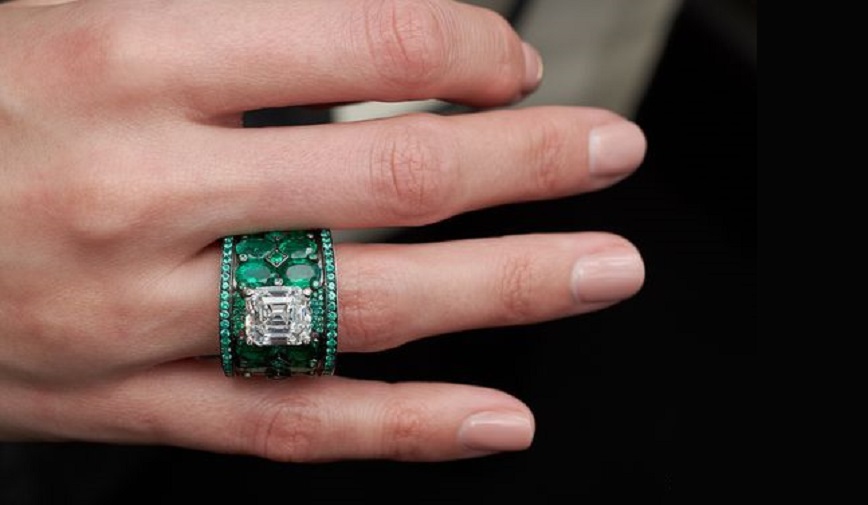 de GRISOGONO High Jewellery Diamond and Emerald Ring