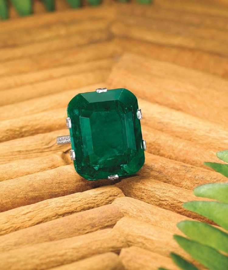 The “Crown of Muzo“. Important 29.16-Carat Natural Untreated Colombian Muzo Emerald and Diamond Ring. Estimate：HK$ 9,800,000 – 13,000,000／US$ 1,260,000 – 1,666,000.