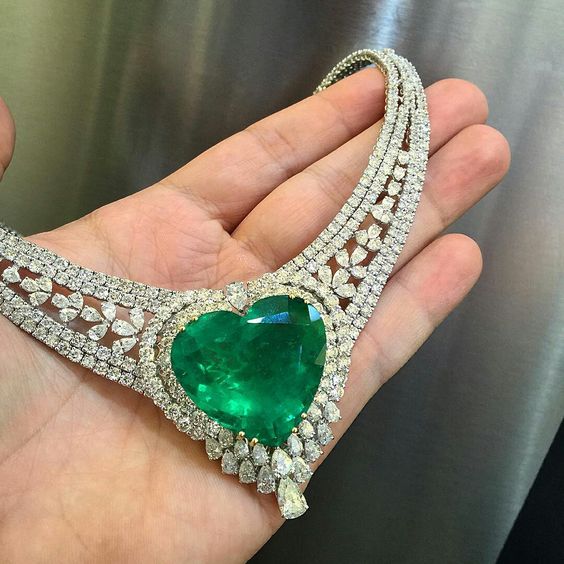 Gorgeous 75 Ct Colombian Emerald Diamond Necklace