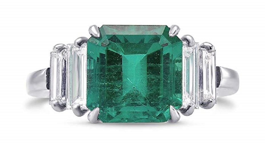 4.41Cts Emerald Gemstone Side Diamonds Extraordinary Ring Set in Platinum
